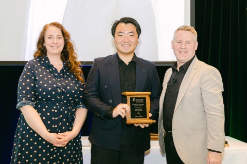 Chen (centre) poses with UBC Sauder Dean Darren Dahl (right) and Shannon Sterling, Assistant Dean, Undergraduate Office (left) as he receives the Matthew H. Henderson Memorial Prize at the Commerce Last Lecture.
